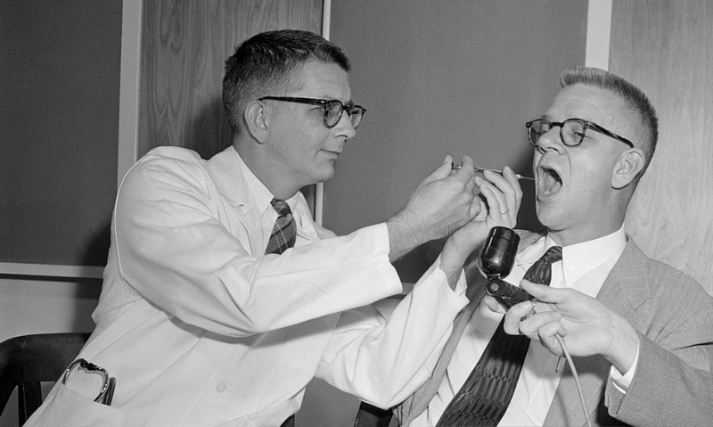 El doctor Harry Williams y el doctor Carl Pfeiffer experimentando con LSD. Getty